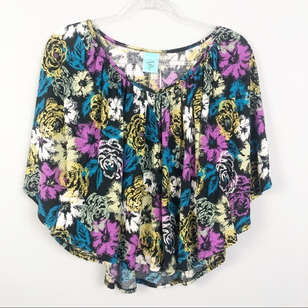 🚨HAPPENING IN THE PRESENT | Floral Blouse Large